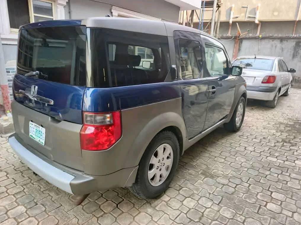A picture of 2004 Honda Element