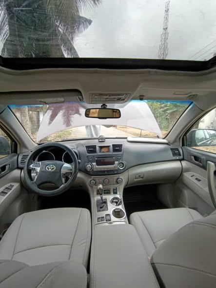 A picture of Belgium standard 2011 Toyota Highlander barely driven Price 9 5M