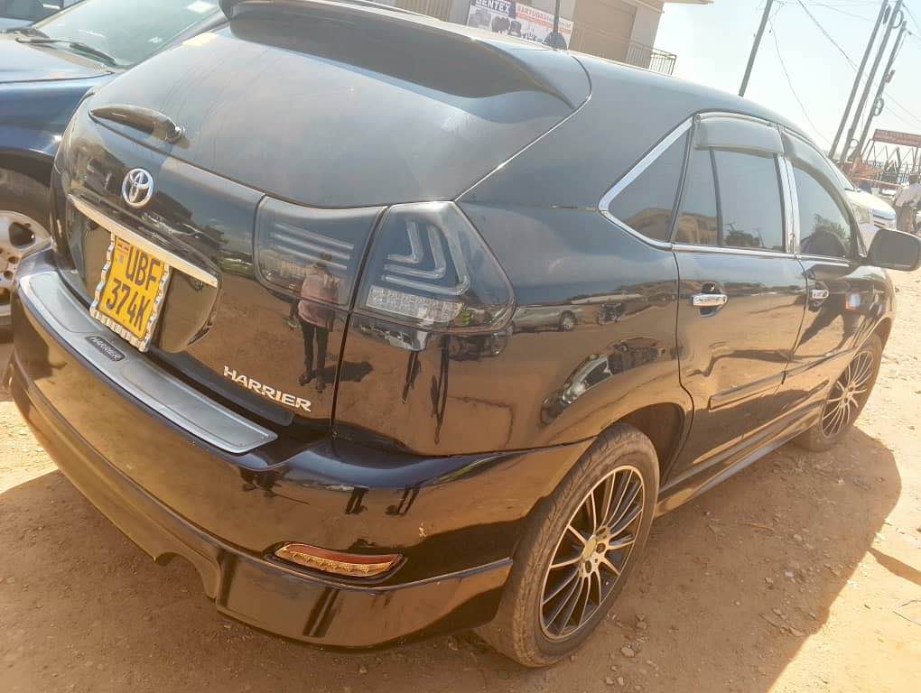 A picture of Toyota harrier 3.0cc 20m quick sale