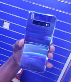 A picture of Samsung galaxy S10plus 128gb 8gbram Fingerprint At 400k Little cracks