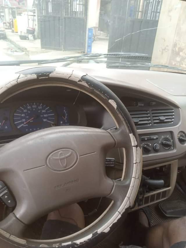 A picture of Toyota sienna 2001 Engine and Gear ok AC needs attention
