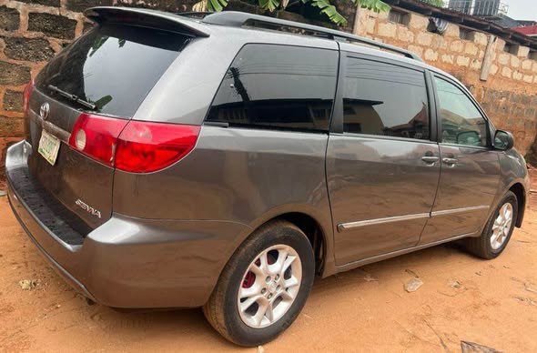 A picture of Toyota Sienna 2006 Model