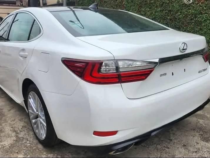 A picture of Lexus E350
