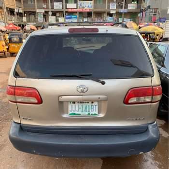 A picture of Toyota sienna for sale perfect engine and gear selection interior