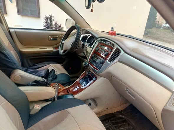 A picture of Toyota Highlander 2005 model