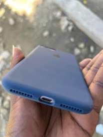 A picture of iPhone 7 imenyooka sana BEI 235k tu laki mbili na