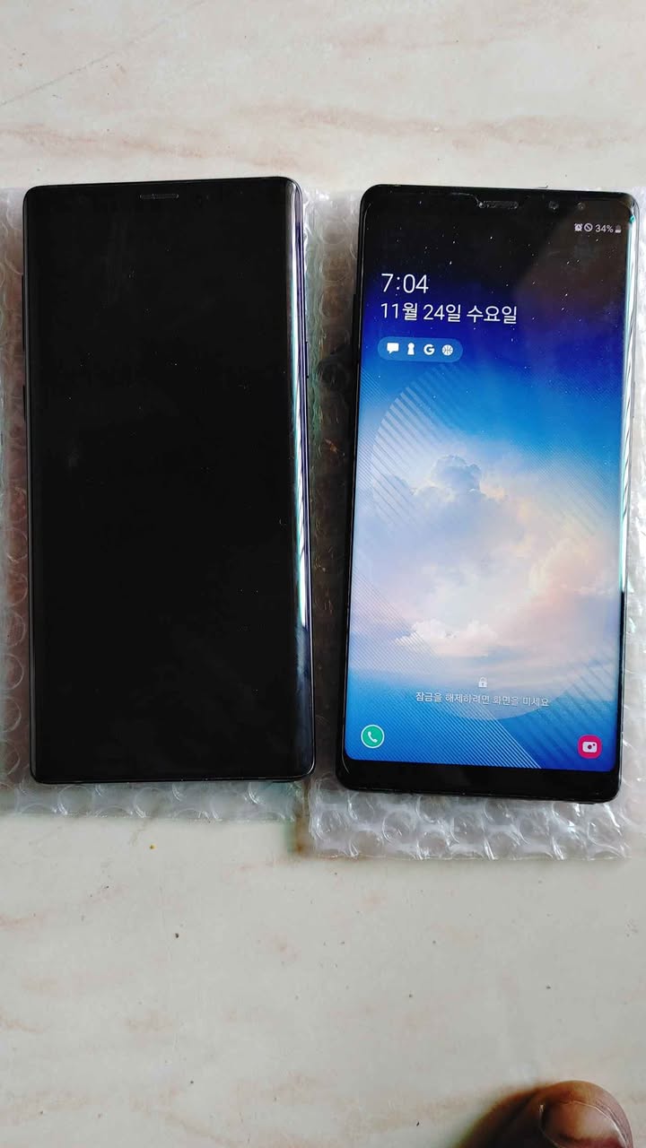 A picture of Samsung Note 8 and 9