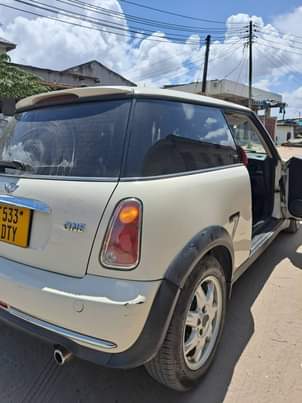 A picture of BMW Mini Cooper DTY Inauzwa TZS. 5.9m