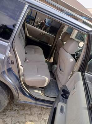 A picture of SUPER CLEAN 2005 MODEL TOYOTA HIGHLANDER FIRST BODY 3 SEATER
