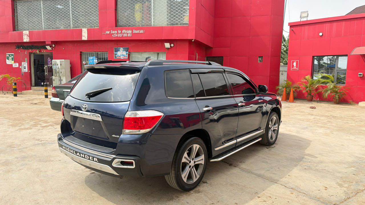 A picture of REGISTERED 2012 LIMITED TOYOTA HIGHLANDER