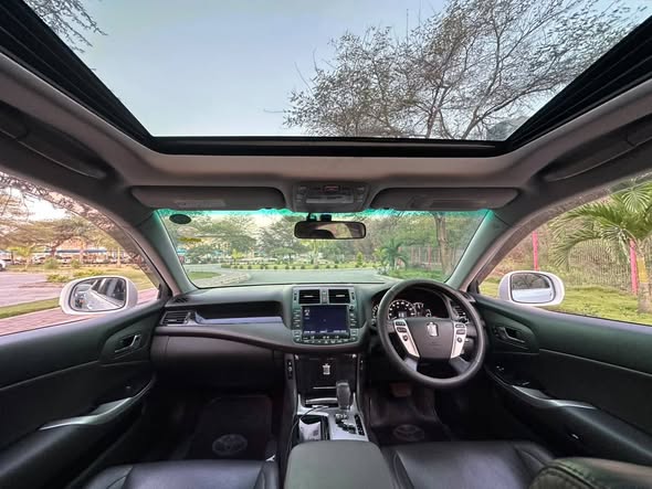 A picture of TOYOTA CROWN SUNROOF