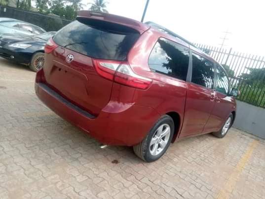 A picture of 2012 Toyota Sienna 07036919566