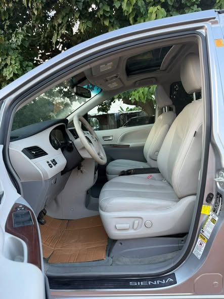 A picture of FOREIGN USED 2012 TOYOTA SIENNA XLE
