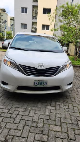 A picture of Toyota sienna LE 2011