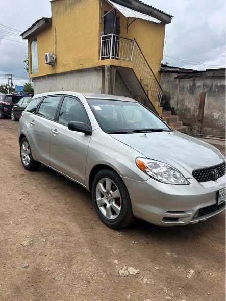 A picture of Toyota matrix 2004