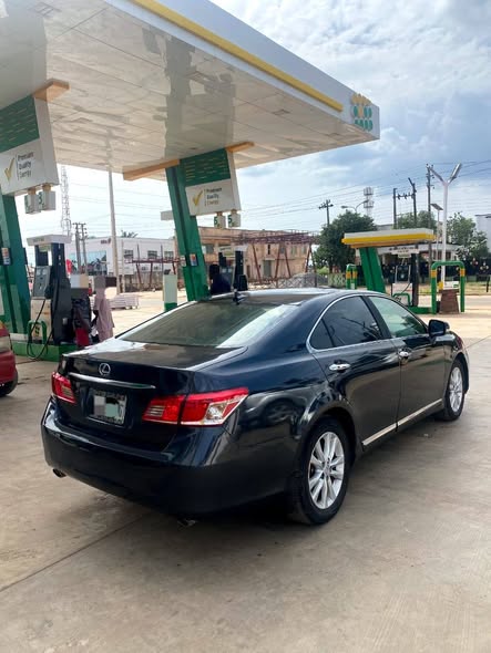 A picture of 2010 Es350 lexus