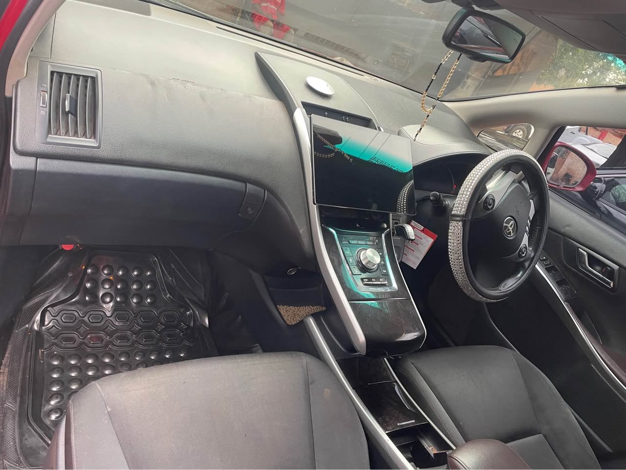 A picture of Toyota sai 2013 model