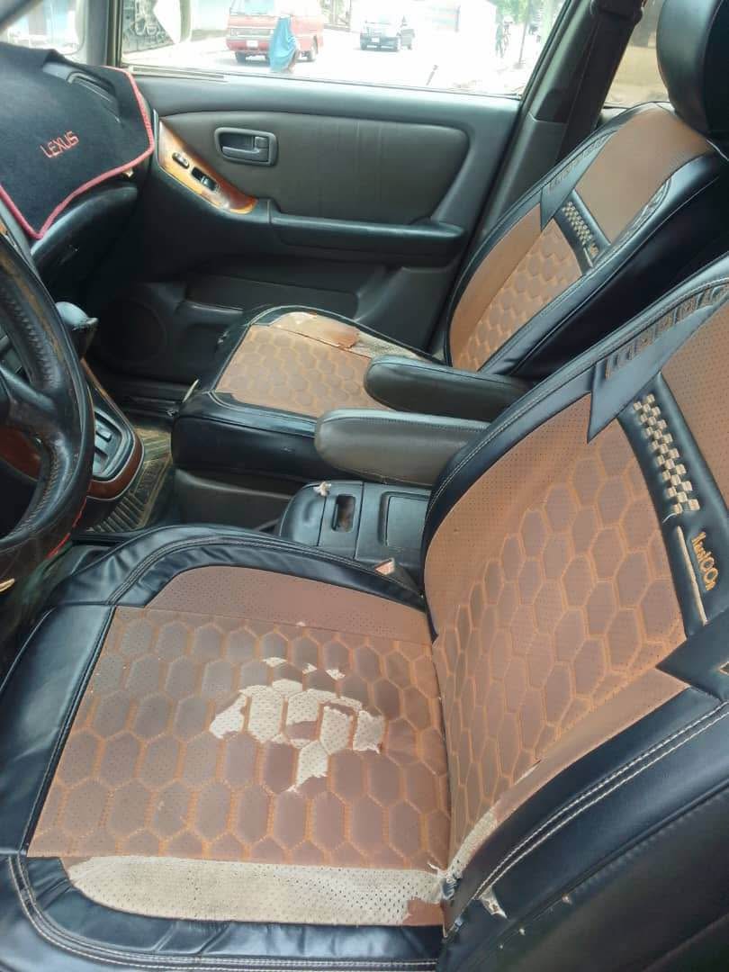 A picture of Lexus Rx300 everything is working perfectly 2.5m