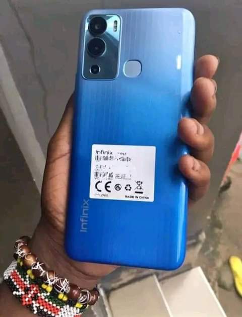 A picture of Infinix hot12i