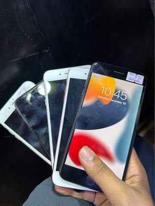A picture of iPhone 7plus 32 128gb both different colours