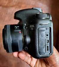 A picture of Canon 7d Nauza body pekeake pamoja na chaja na betri