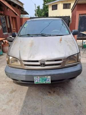 A picture of 2000 TOYOTA Seinna