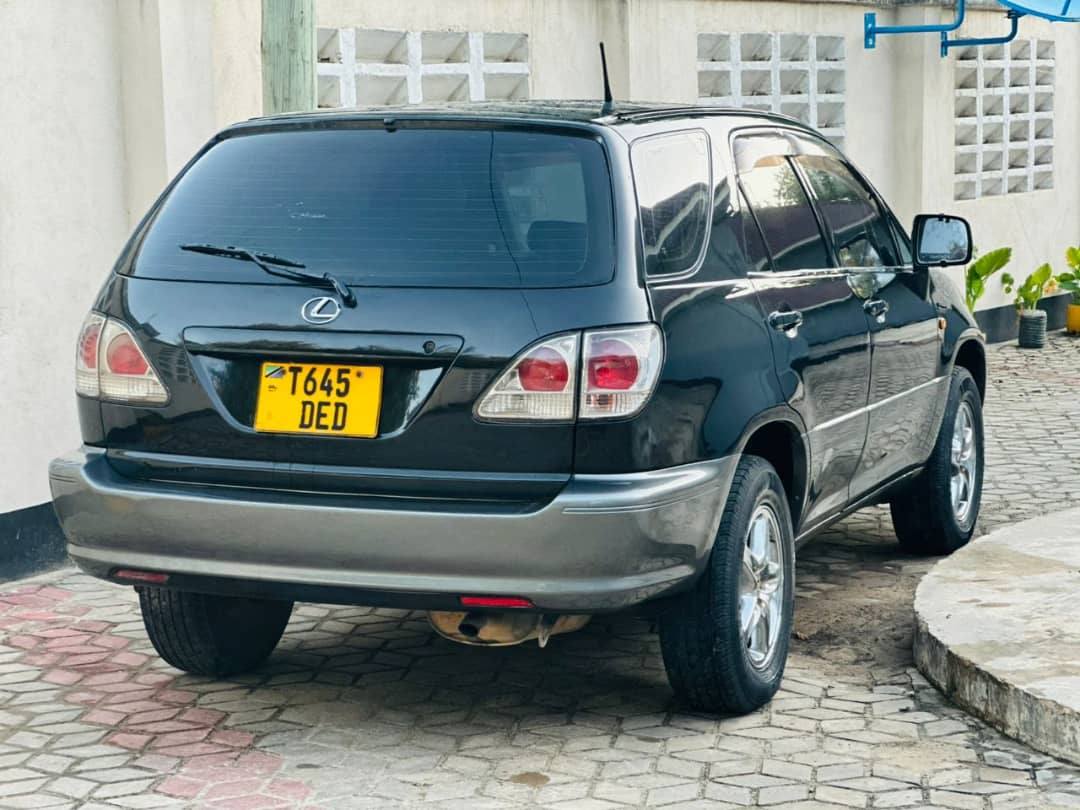 A picture of Toyota Harrier old