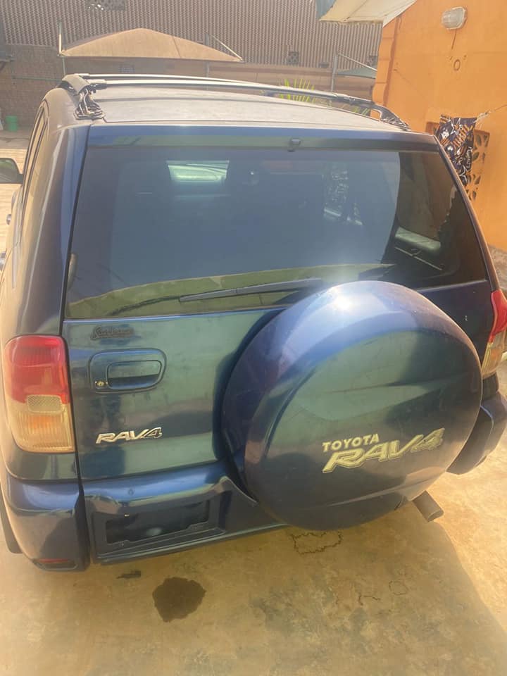 A picture of Toyota RAV4 04 Engine Tapping Gear Perfect AC Leakages Price
