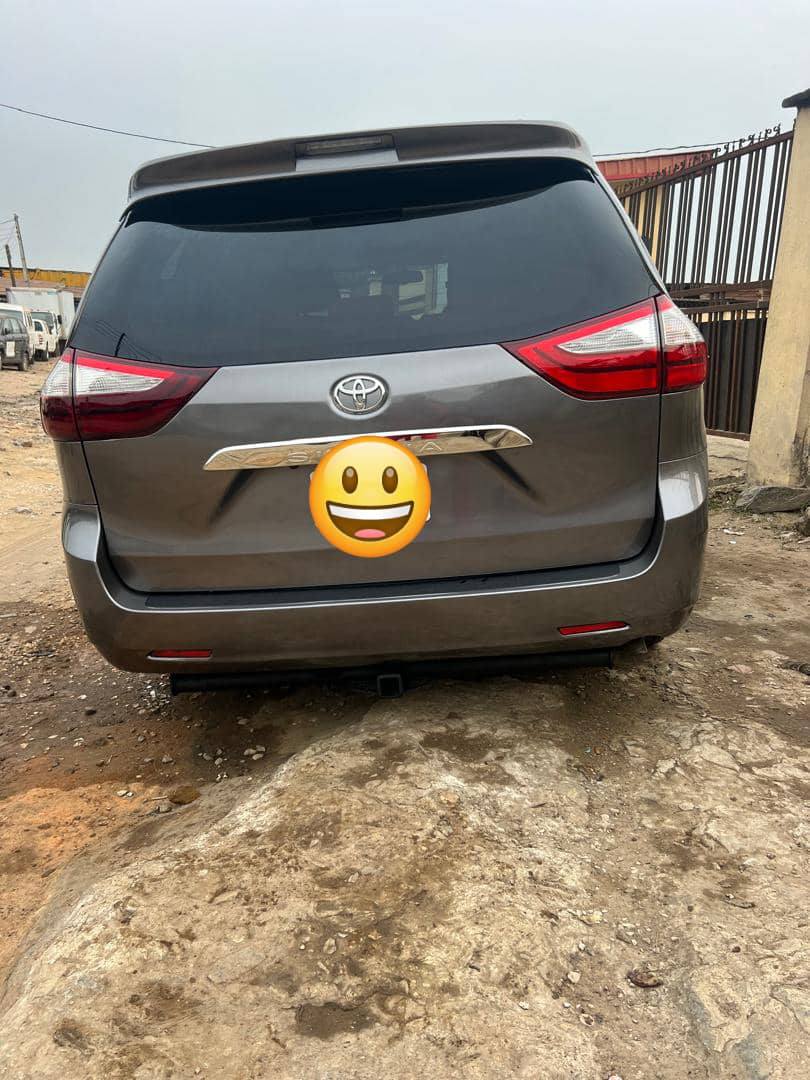 A picture of Toyota Sienna 2015 XLE