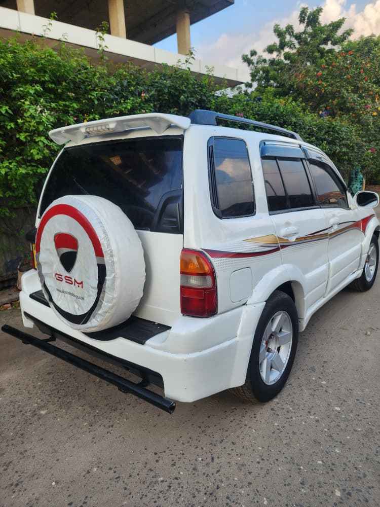 A picture of SUZUKI ESCUDO 6 8