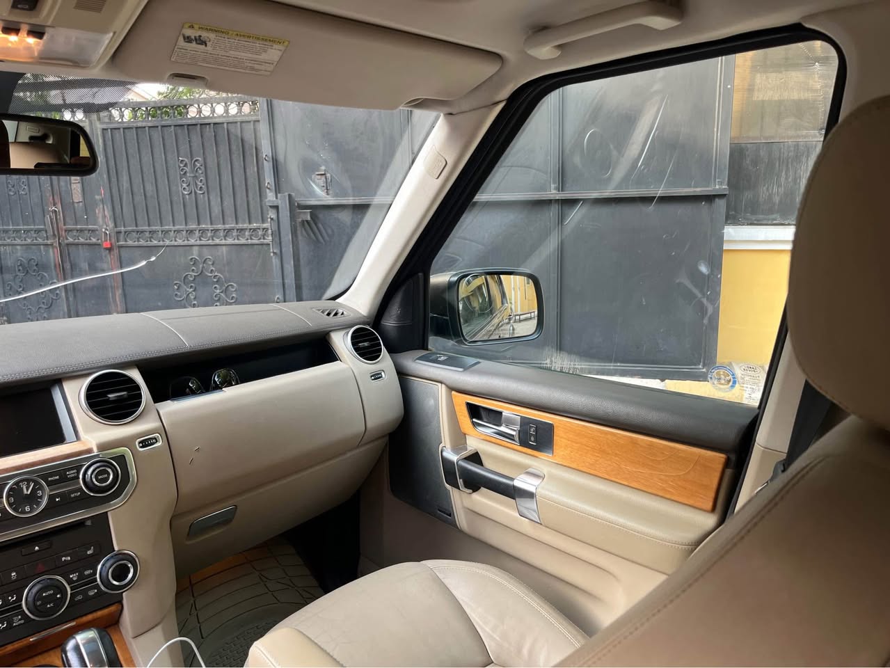 A picture of Land Rover LR4
