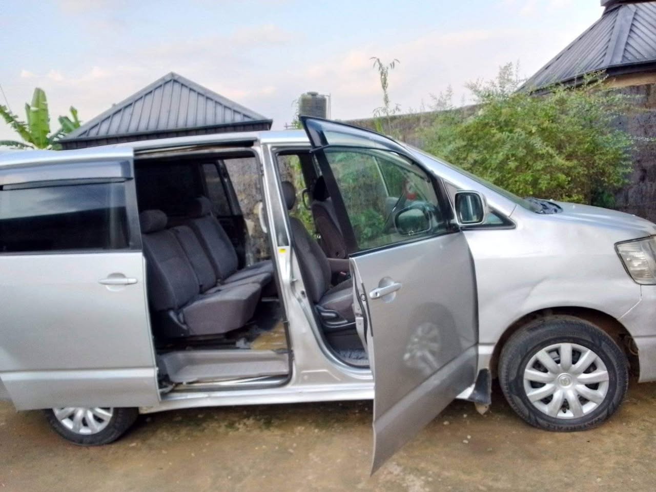 A picture of 2003 Toyota noah