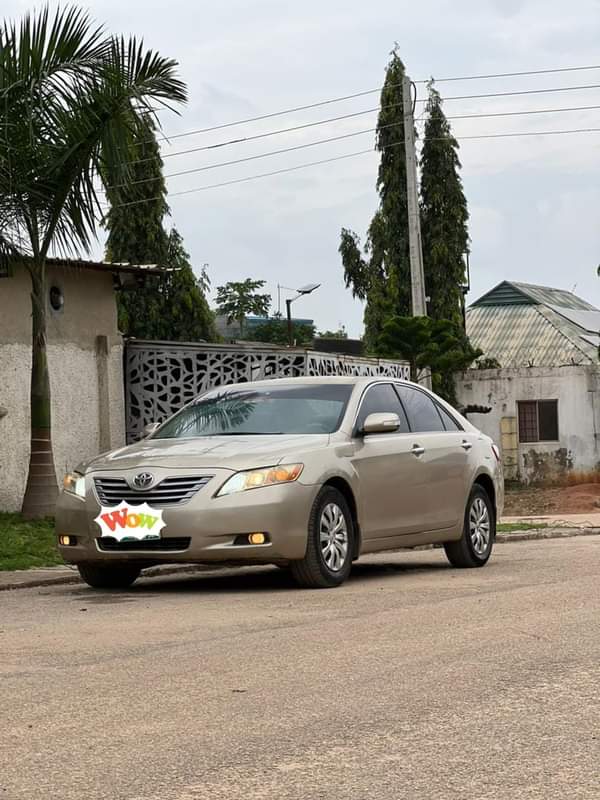 A picture of distress 2008 Toyota Camry Everything over sharp Hybrid Engine Price