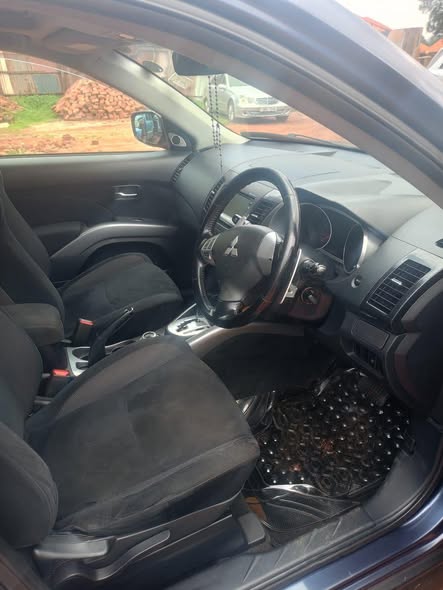 A picture of MITSUBISHI OUTLANDER