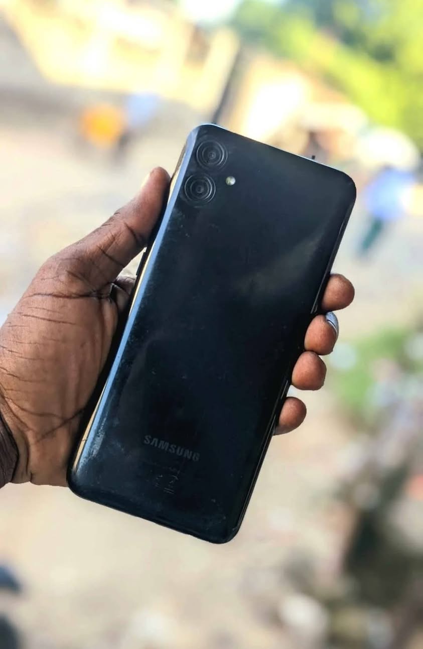 A picture of Samaung a04e