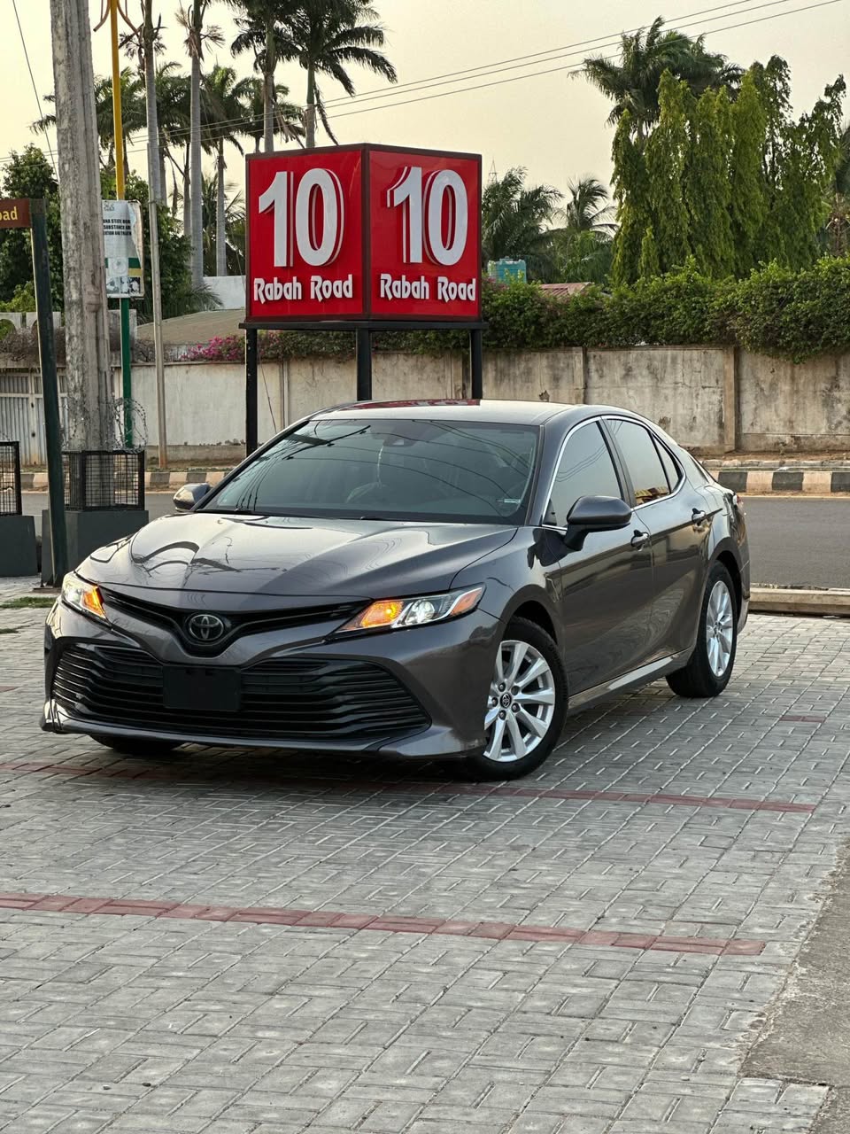A picture of TOYOTA CAMRY 2020