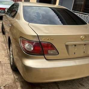 A picture of Toks standard Lexus Es300 everything is working perfectly engine gearAc