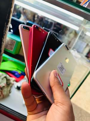 A picture of iPhone 7 128gb with 100 battery health 
