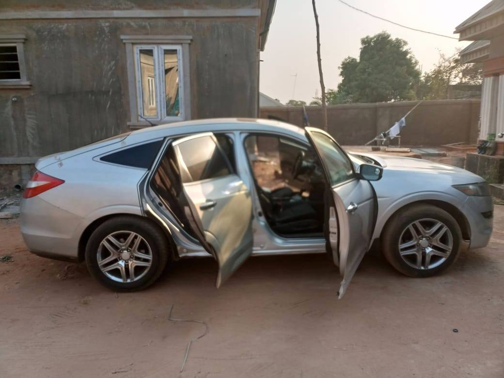 A picture of Super distress 2010 Honda crosstour with super sound untampered engine