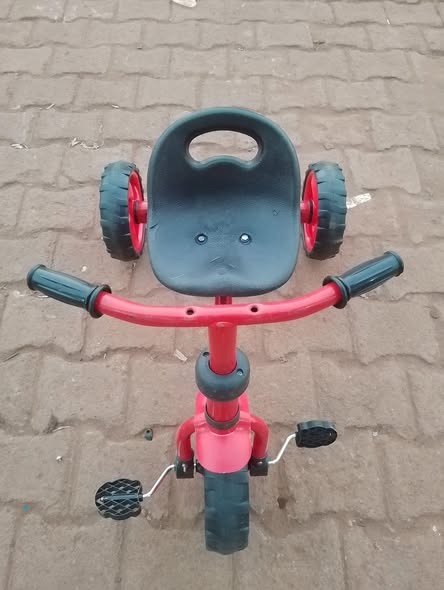 A picture of Red London used tricycle
