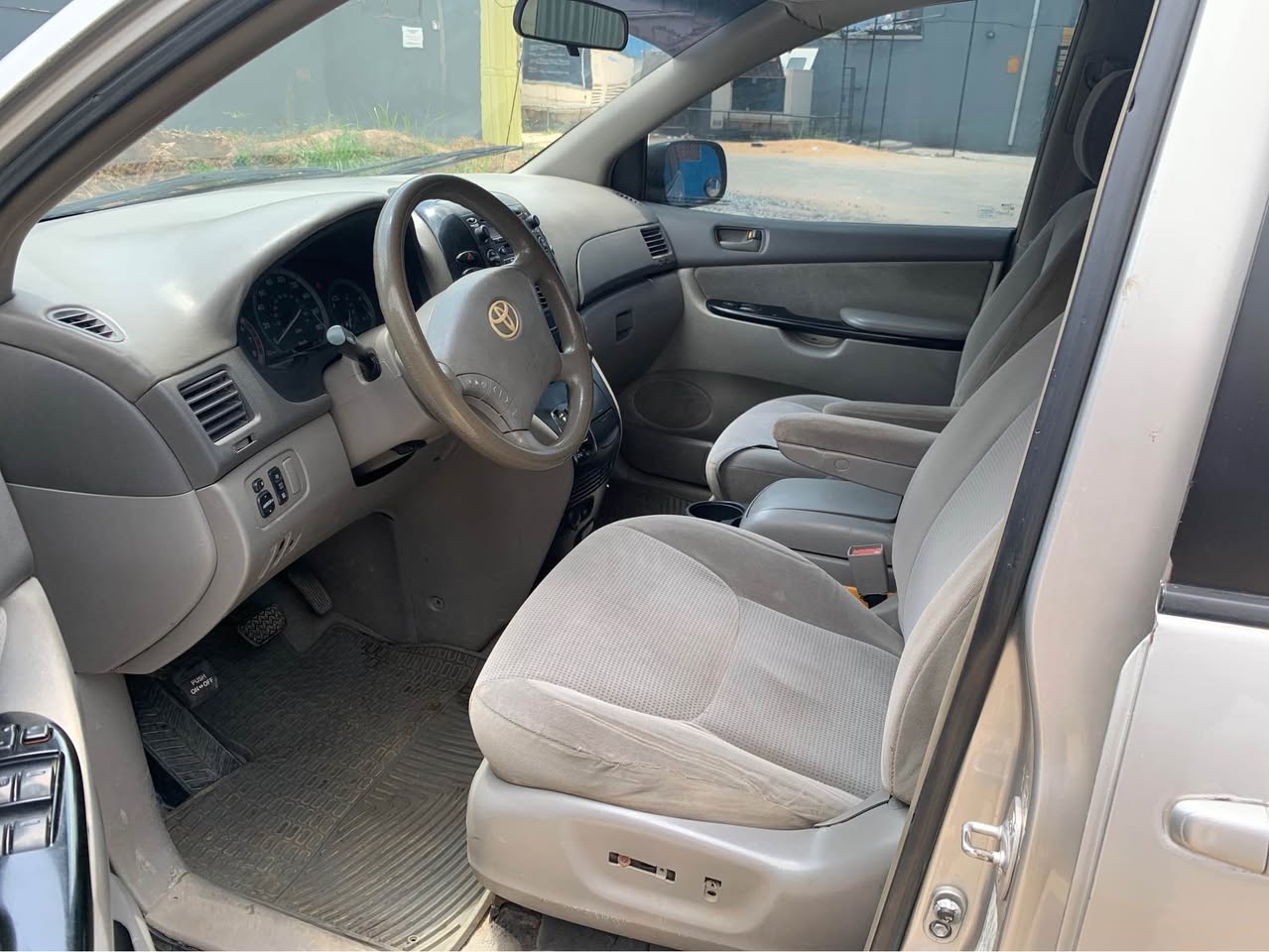 A picture of REGISTERED TOYOTA SIENNA 2005
