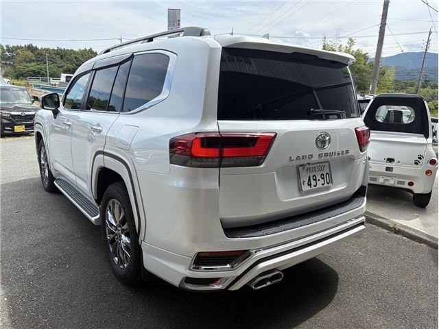 A picture of 2023 Toyota land cruiser 300 zx
