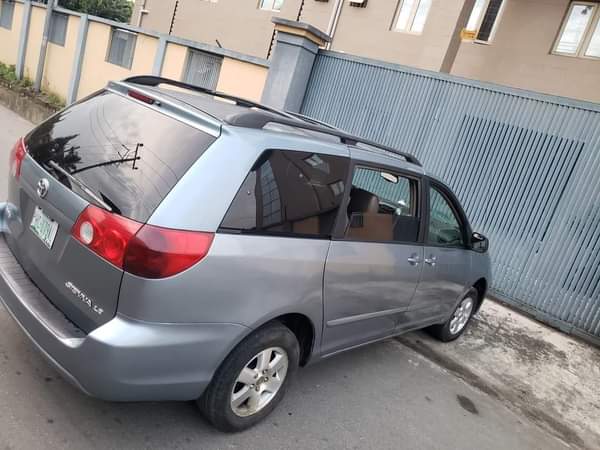 A picture of BELGIUM GRADE 2005 MODEL TOYOTA SIENNA Absolutely nothing to fix