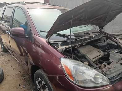 A picture of This car is big Sienna 2006 model Engine Gear AC