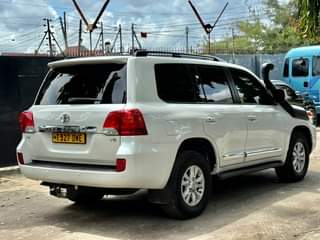 A picture of LANDCRUISER VX V8 DWE PRICE 130M 0765242424 Call WhatsApp INSTAGRAM
