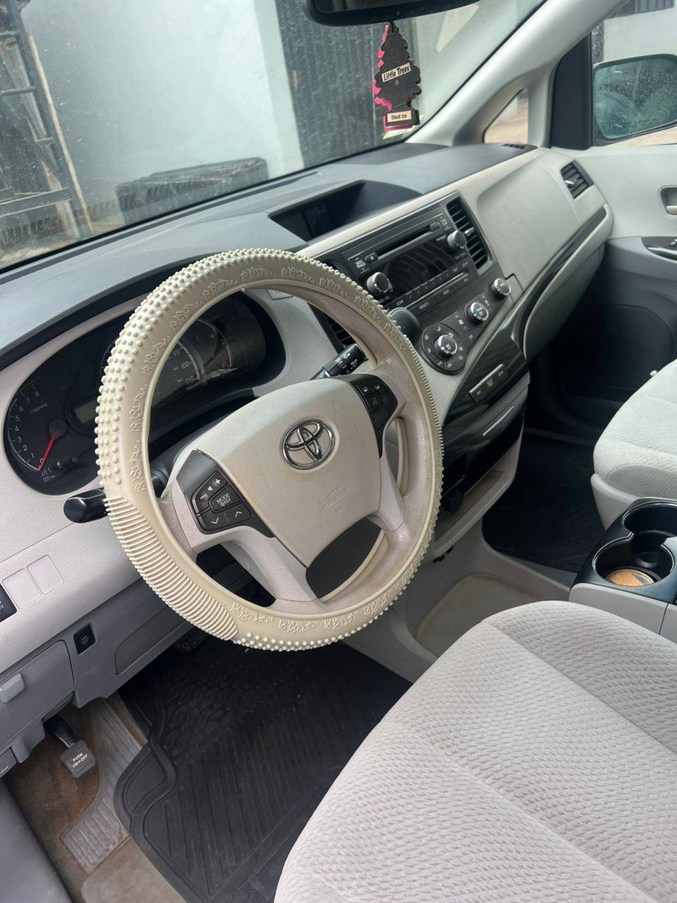 A picture of CLEAN TORKS STANDARD TOYOTA SIENNA 2011 MODEL. FULL OPTIONS.