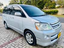 A picture of TOYOTA NOAH