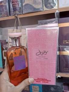 A picture of Mousf zimerudii bei kitonga jamnii izi perfume balaa yake mnaelewa