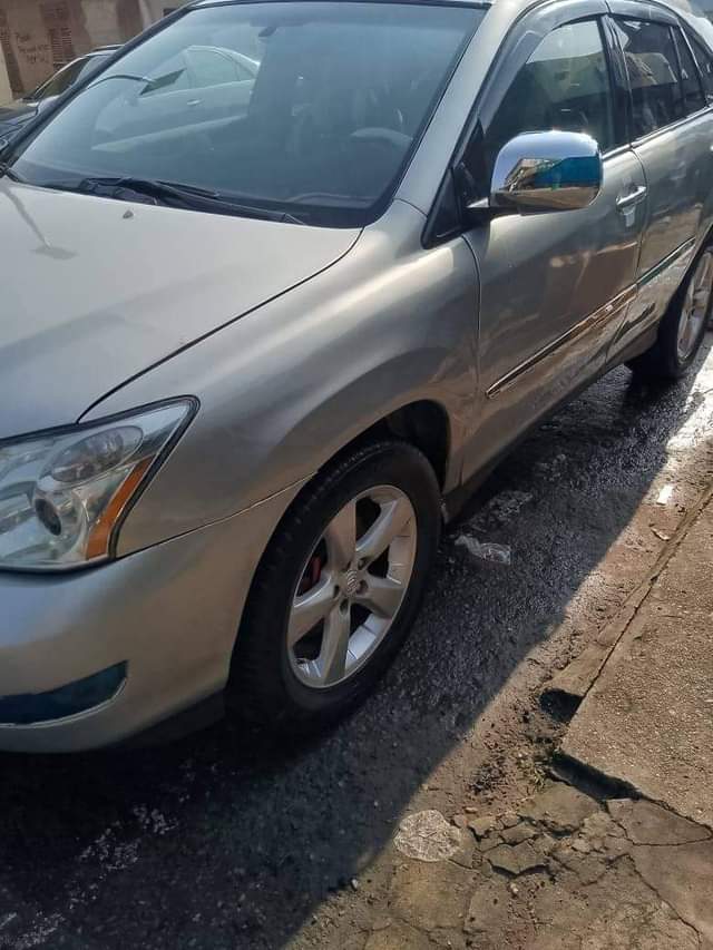 A picture of Lexus Rx330