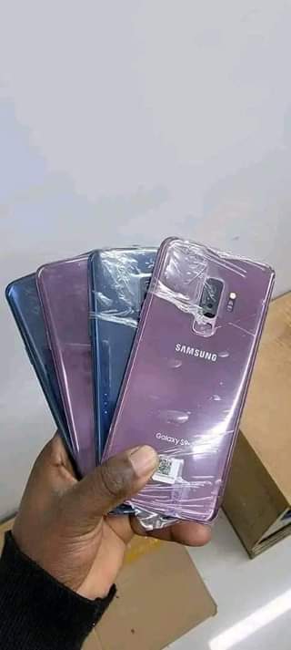 A picture of UK used original phones both wholesale and retail
